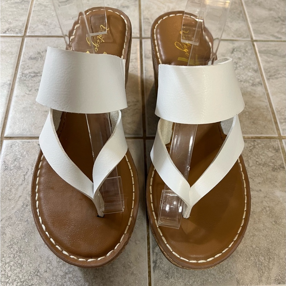 Vintage 7 Eight Wedge White Sandals between toe SZ 7M